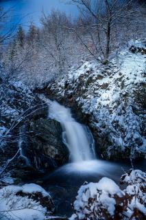 Wasserfallromantik im Winter