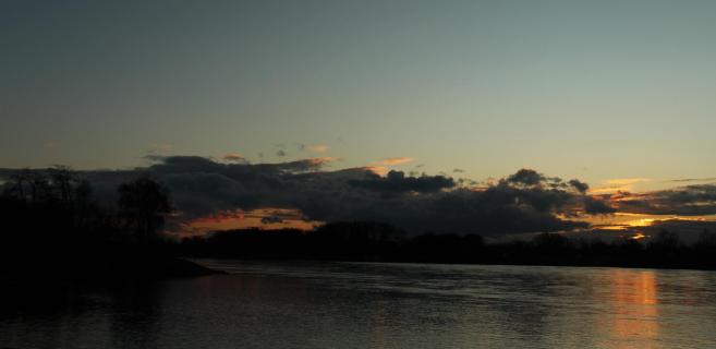 Sonnenuntergang zwischen den Wolken