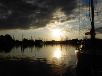 Sonnenuntergang am Hafen
