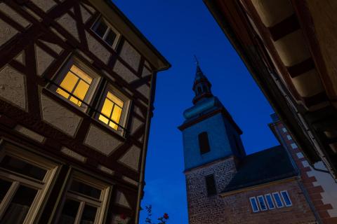Blau & Gold in Büdingens Fachwerk-Himmel