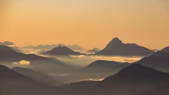 Morgendunst in den Alpen