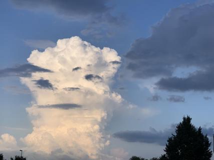 Wolke hat Gesicht und Körper