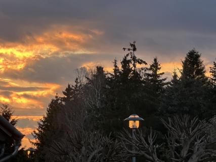 Nicht die Laterne leuchtet, sondern die untergehende Sonne b
