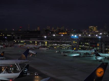 Flughafen Frankfurt bei Nacht, vor der Skyline der Stadt