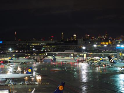 Flughafen Frankfurt, nachts im Regen, vor der Skyline