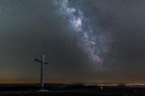 Die Milchstraße über dem Gipfelkreuz des Belchen/Schwarzwald