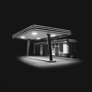 Schwarzweisse Tankstelle