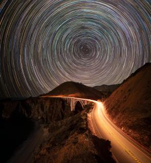 Kosmische Bögen – Bixby Creek Bridge unter den Sternen