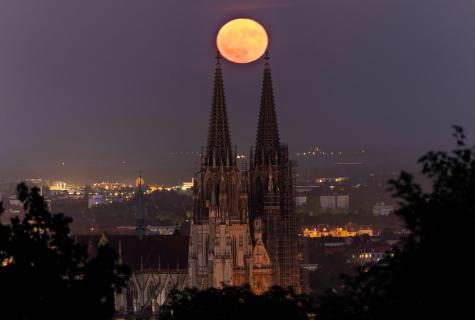 Erdbeermond über den Regensburger Dom