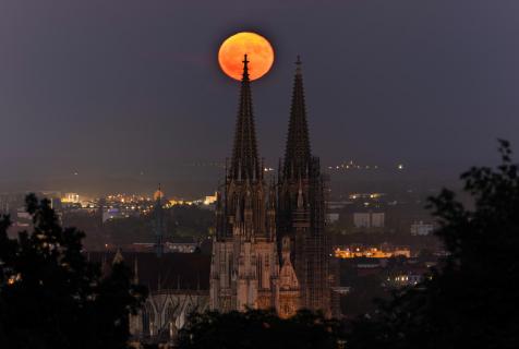 Erdbeermond von den Winzerer Höhen fotografiert
