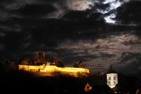 Vollmond über der Burg 
