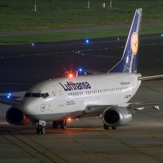 Lufthansa Flugzeug bei Nacht