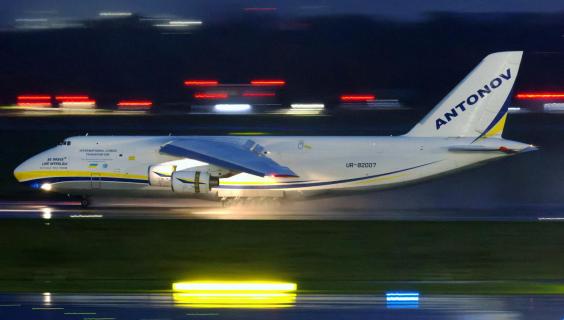 Frachtflugzeug landet im Regen 