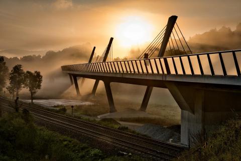 Brücke im Gegenlicht