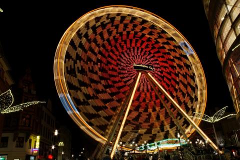 Lichterspiel des Riesenrades zu Strukturen vereint