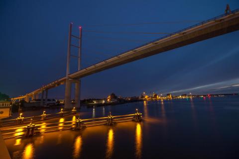 Rügenbrücke bei Nacht