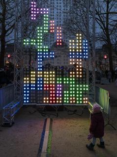 Das Kind und das Spiel mit dem Licht