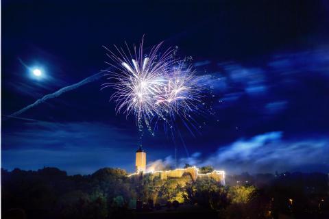 Feuerwerk über der Burg Giebichenstein in Halle an Saale