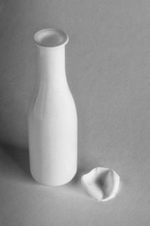 Vase mit Rosenblatt
