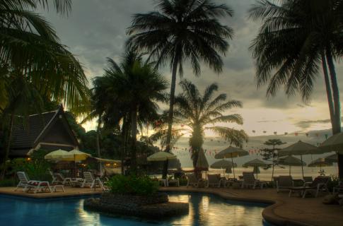 Sonnenuntergang am Pool