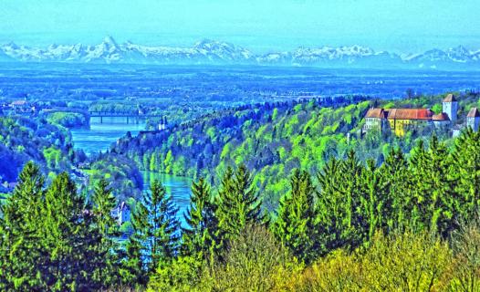 Über dem Inn das Bergpanorama