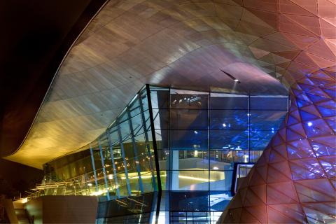 BMW Welt bei Nacht - Spiel der Formen und Farben 1