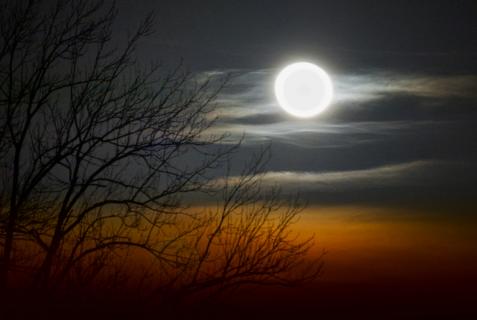 Mond mit Schlierenwolken