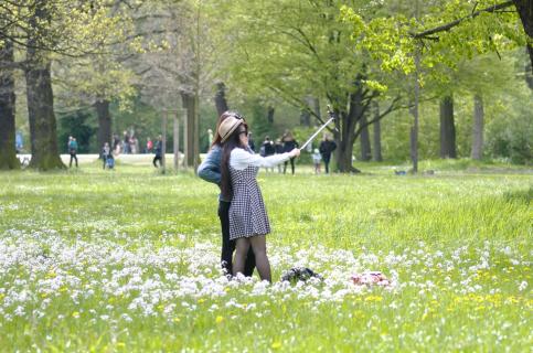 Asiatinnen mit Selfiestick