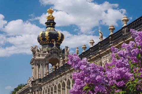 Kronentor Zwinger und Fliederblüten