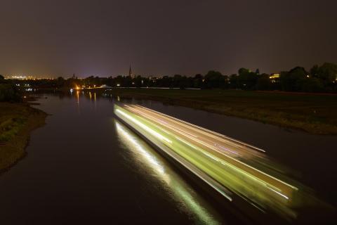 Motorschiff auf der nächtlichen Elbe