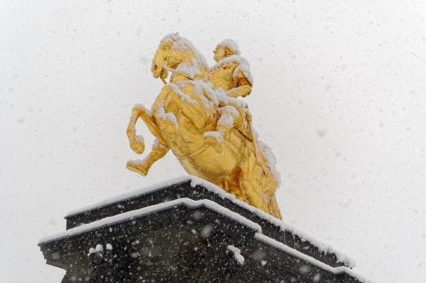 Goldener Reiter im Flockenwirbel