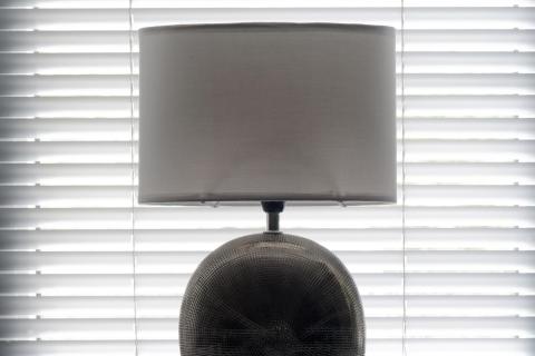 Lampe vor Jalousie