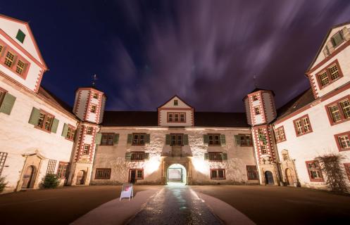 Schloss Wilhelmsburg bei Nacht