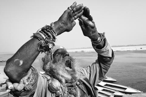 Baba am Ganges im Gebet