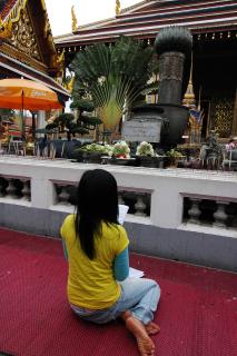 junge Thailänderin im Tempel