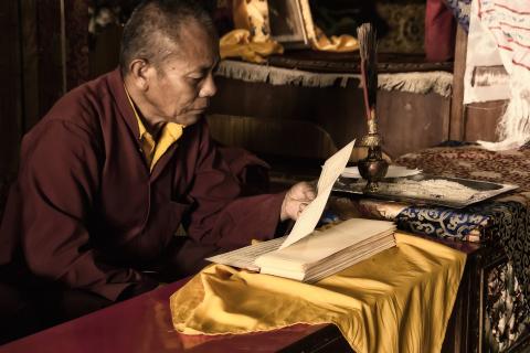 Tibetanischer Mönch beim Gebet