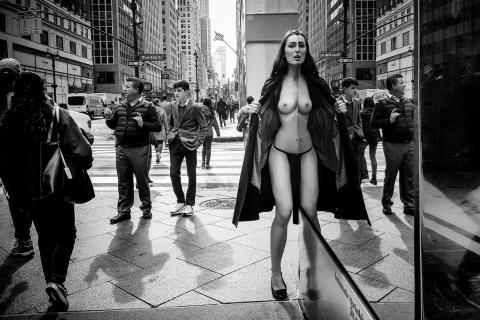 Nude in New York für das Spendenprojekt Mutspenden