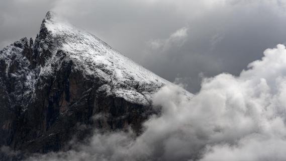 Versteckt hinter Wolken