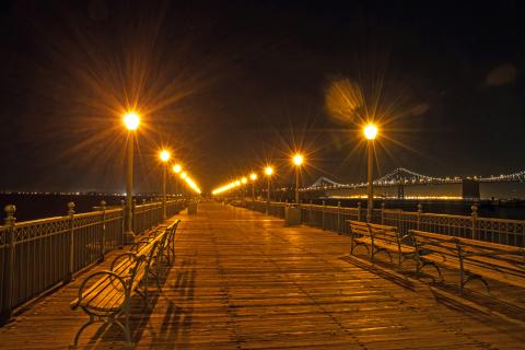 Pier bei Nacht