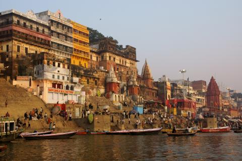 Sonnenaufgang am Ganges in Varanasi