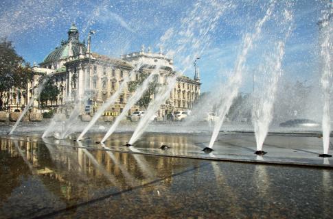 Wasserspiele am Stachus in München
