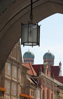 Blick durchs Karlstor in München