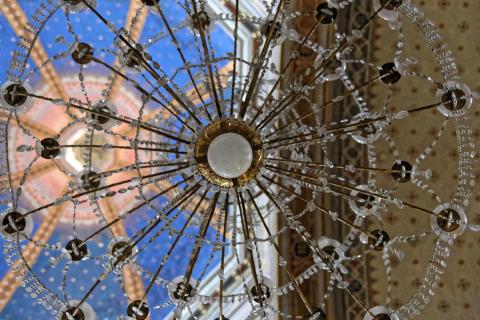 Leuchter in Kirche, Sardinien