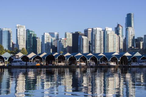 Bootshäuser vor Skyline Vancouver