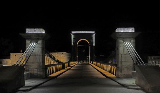 La passerelle. Durchblick in die Finsternis.