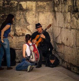 nur die Gitarre in der Hand