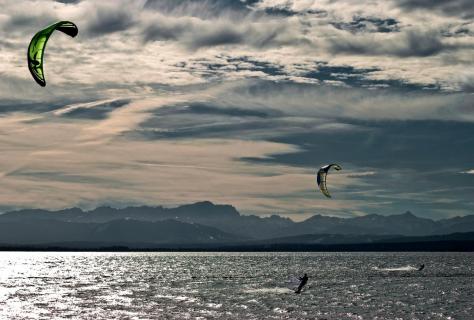 Kitesurfen mit Alpenblick