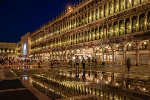 Venedig, Markusplatz bei Nacht nach Regen