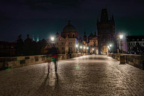 Karlsbrücke Prag bei Nacht