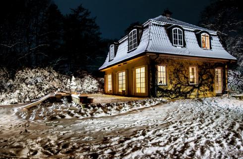 Gelbes Haus im Schnee